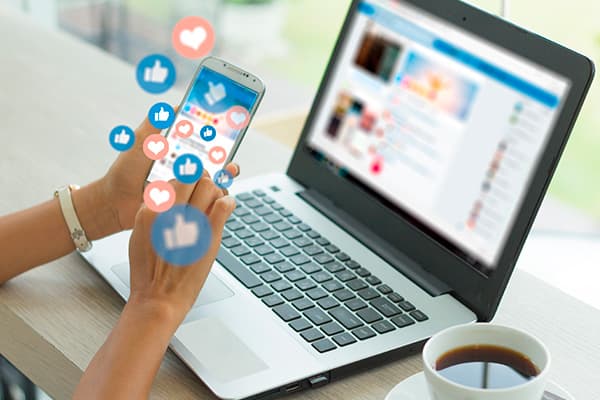 Como os sites influenciam na escolha do consumidor?